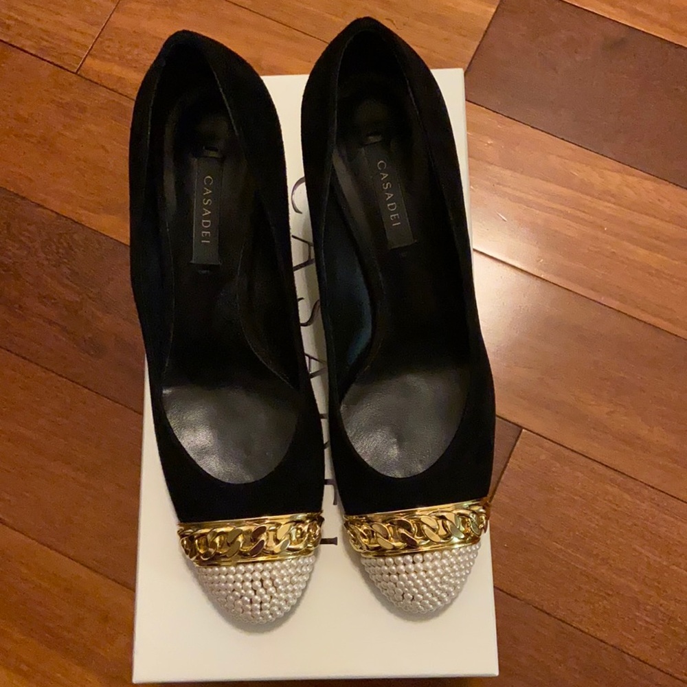Cascades black heels with pearl and gold details